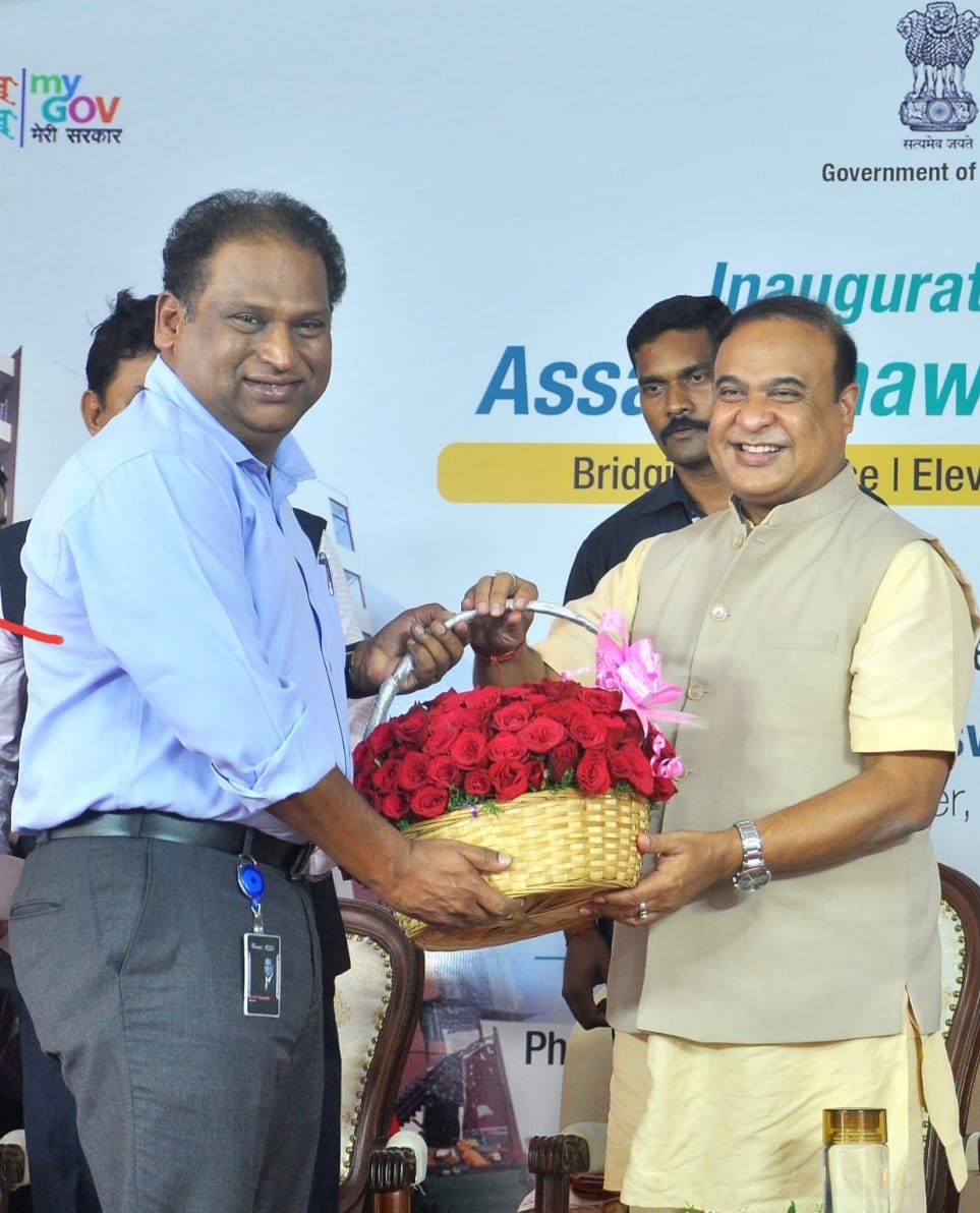 సీఎంకు పుష్పగుచ్చం అందిస్తున్న సంపత్‌ 