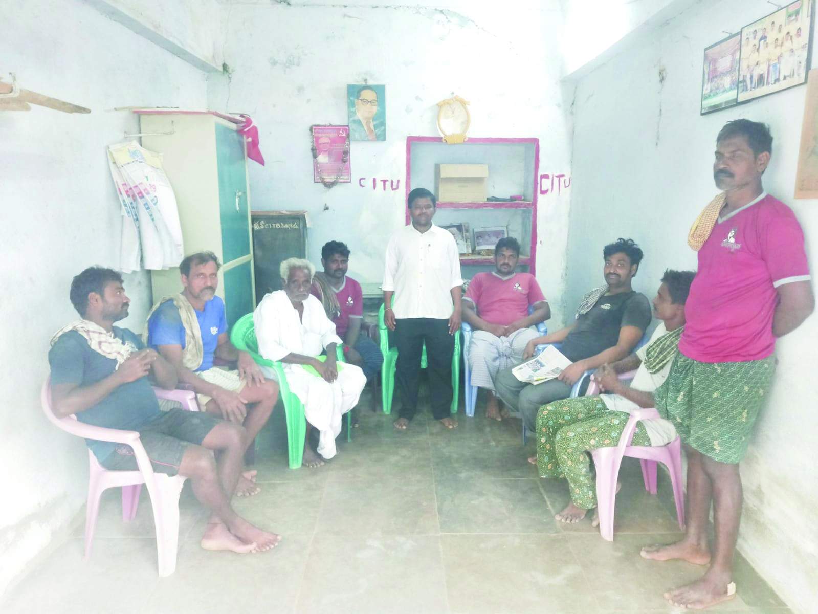 మాట్లాడుతున్న నాయకులు