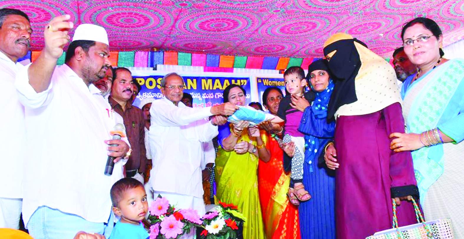 పోషకాహారాన్ని పంపిణీ చేస్తున్న ఎమ్మెల్యే ఎర్రకోట