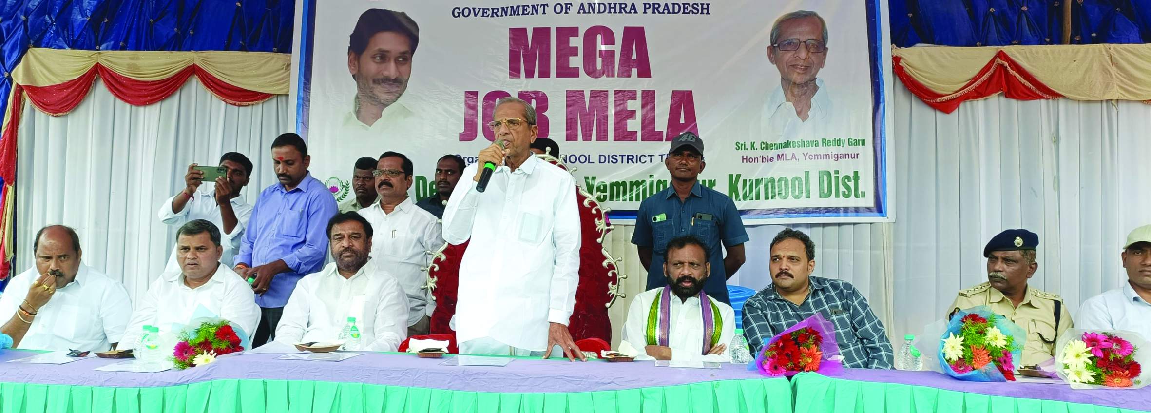 జాబ్‌ మేళానుద్దేశించి మాట్లాడుతున్న ఎమ్మెల్యే చెన్నకేశవరెడ్డి