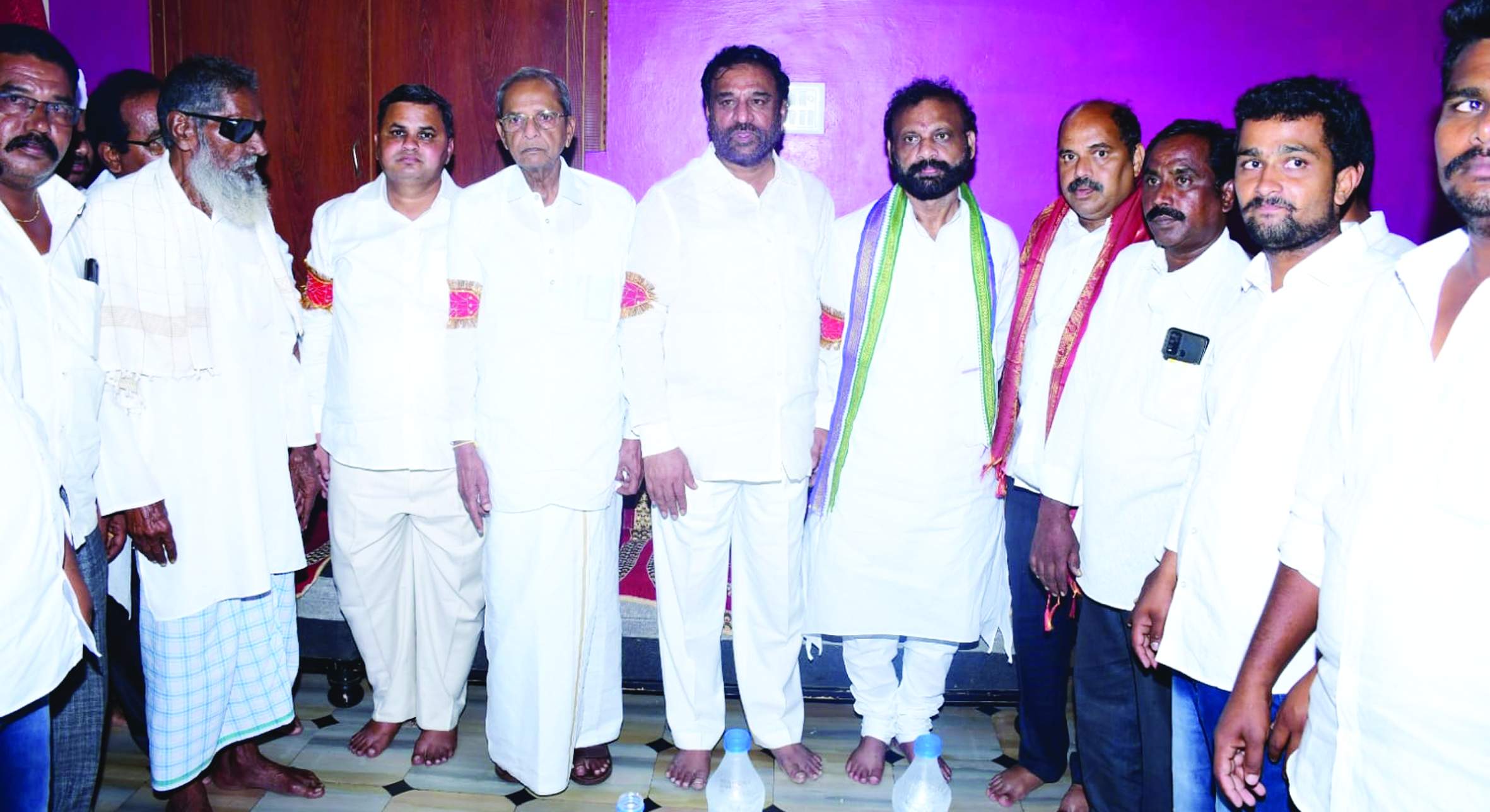 మైనార్టీలతో ఉన్న ఎమ్మెల్యే, ఎమ్మెల్సీ