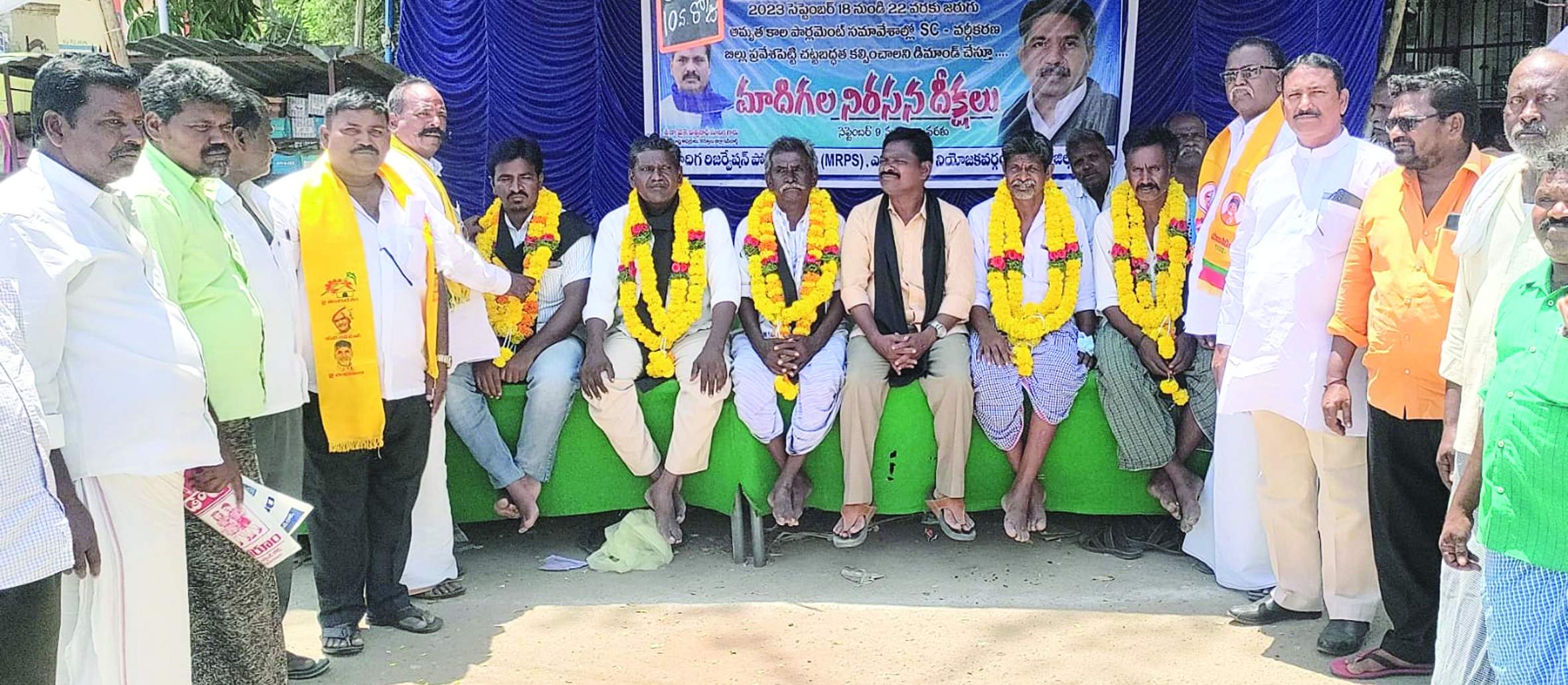 దీక్షలకు మద్దతు తెలుపుతున్న టిడిపి నాయకులు