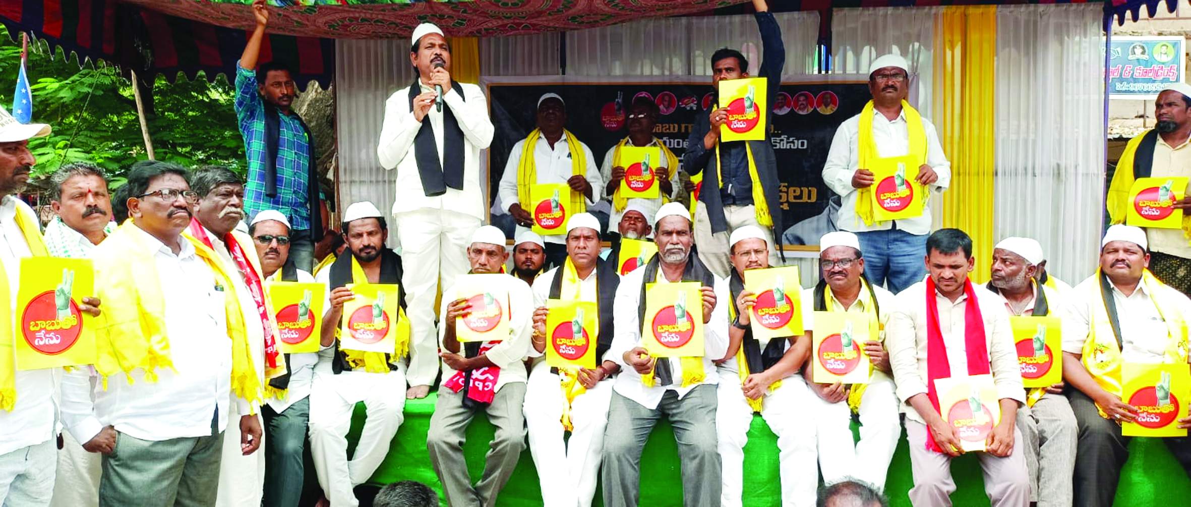 దీక్షలనుద్దేశించి మాట్లాడుతున్న బిటి.నాయుడు