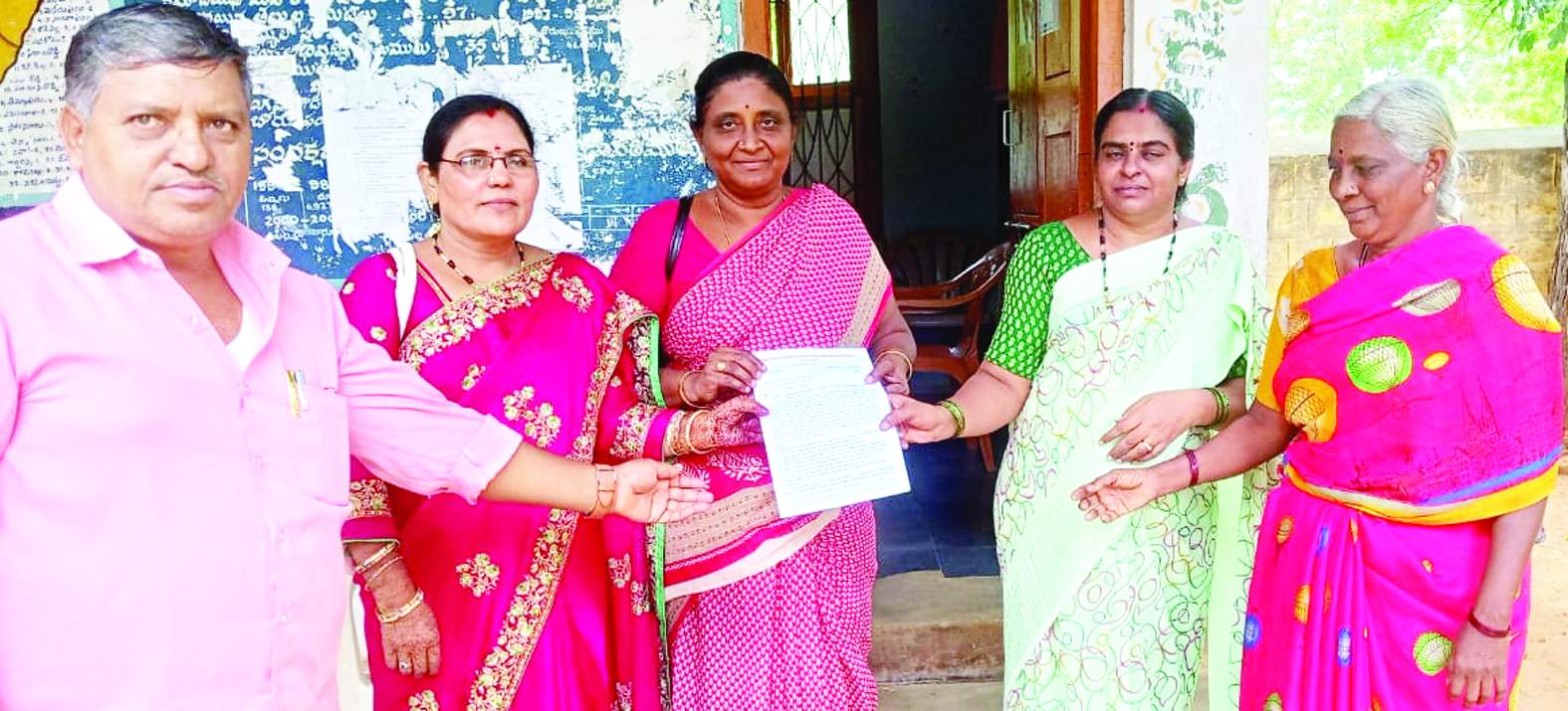 వినతి పత్రం అందిస్తున్న అంగన్వాడీలు