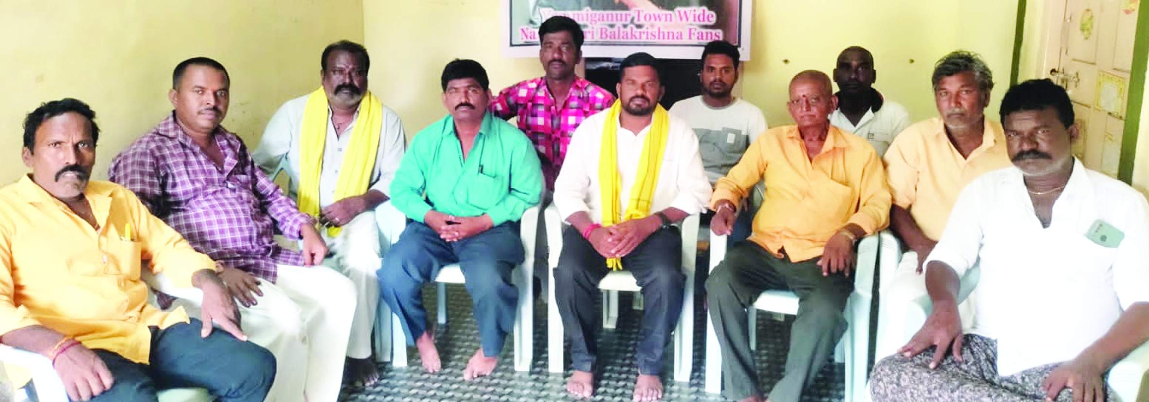 విలేకరుల సమావేశంలో మాట్లాడుతున్న అభిమానులు