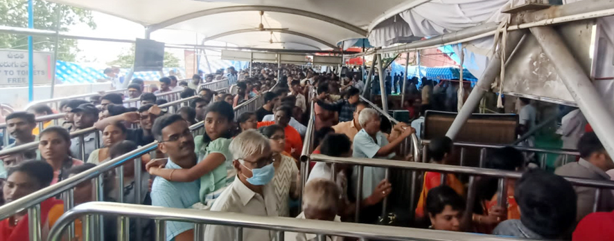 యాత్రికుల రద్దీ