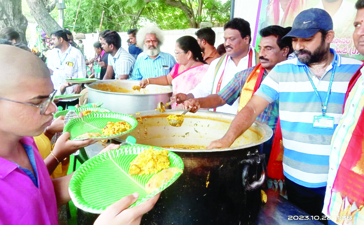 టీటీడీ జేఏసీ అన్నదానంలో బోర్డు సభ్యులు నాగసత్యం
