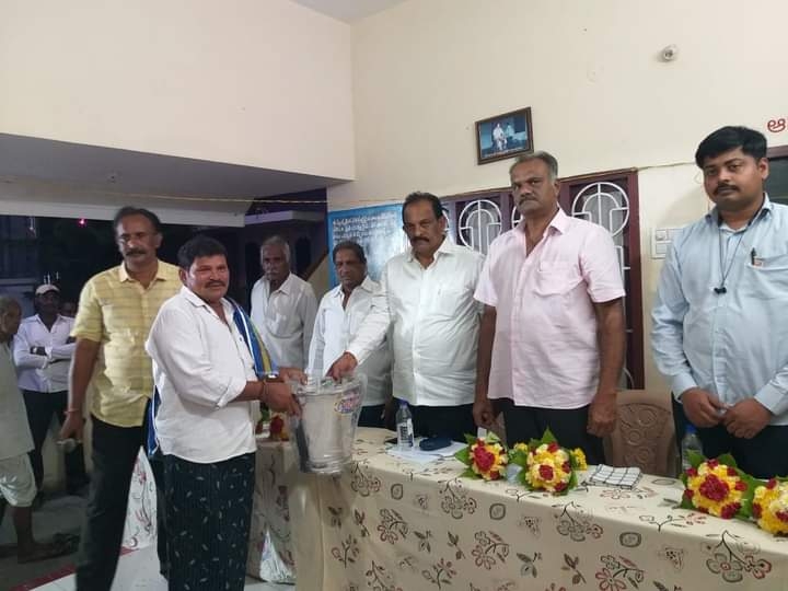 పాడి రైతులకు ప్రోత్సాహక బహుమతులు