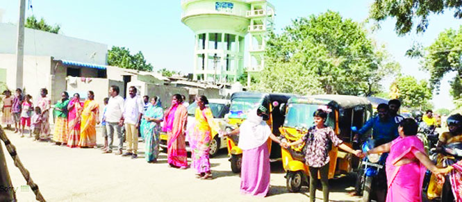 రాస్తారోకో చేస్తున్న దృశ్యం