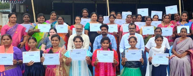 ఉచిత కుట్టు మిషన్లు అందజేత