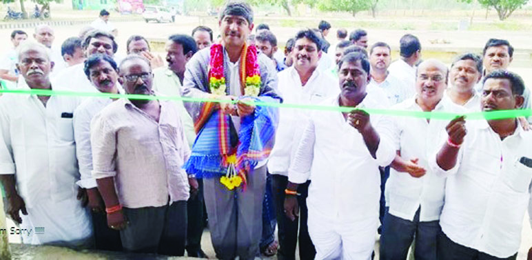 పత్తి కొనుగోలు కేంద్రాన్ని ప్రారంభిస్తున్న ఎమ్మెల్యే