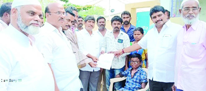 చెక్కును అందజేస్తున్న ఎమ్మెల్యే