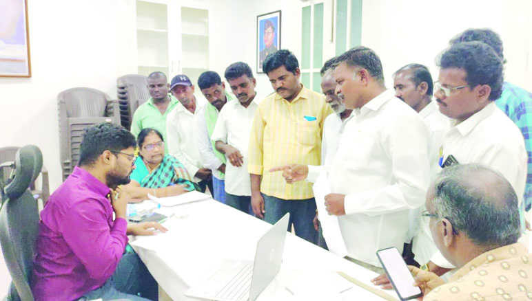 సమస్యల గురించి ఉప కలెక్టర్‌కు తెలుపుతున్న నాయకులు