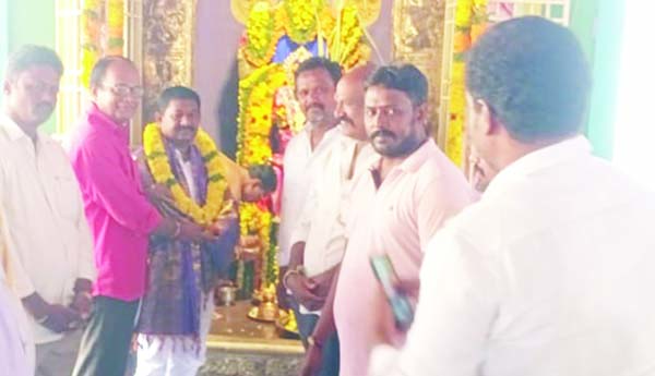 ఎమ్మెల్యే స్వామి ప్రత్యేక పూజలు