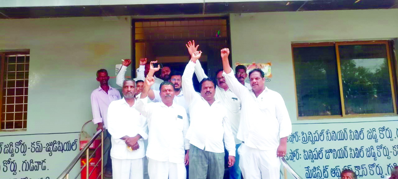 వెల్ఫేర్‌ స్టాంపు విధానంపై న్యాయవాదుల నిరసన