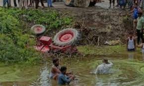 నదిలోకి దూసుకెళ్లిన ట్రాక్టర్‌.. ముగ్గురు మృతి