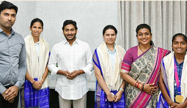 సీఎం జగన్‌ను కలిసిన ఏషియన్‌ గేమ్స్‌ క్రీడాకారులు