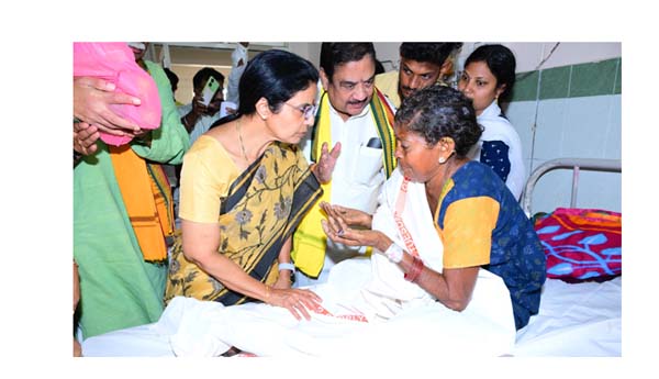 రైలు ప్రమాద బాధితులకు భువనేశ్వరి పరామర్శ