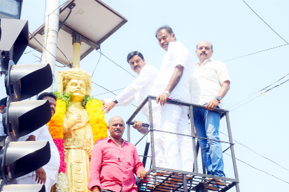 విగ్రహానికి పూలమాల వేసి నివాళులర్పిస్తున్న డిప్యూటీ సిఎం అంజాద్‌బాషా