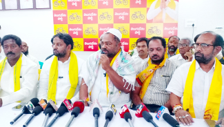 సమావేశంలో మాట్లాడుతున్న జగన్‌మోహన్‌రాజు