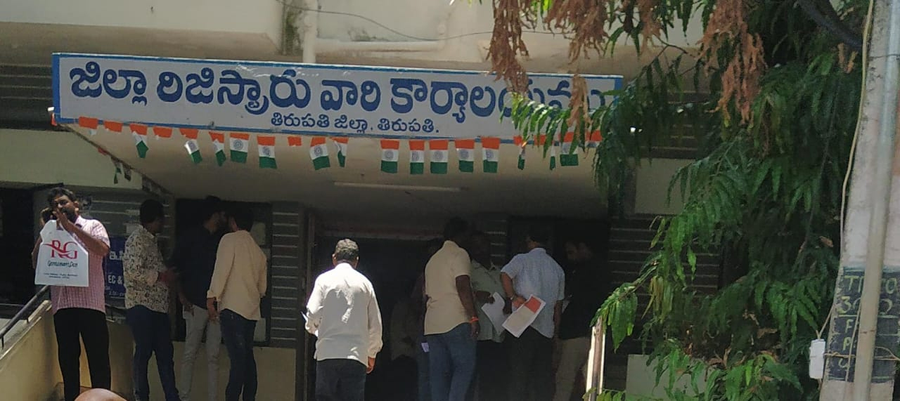  ఈసీ ఇవ్వాలంటే ఈజీ కాదు..  జిల్లాలో వినియోగదారులు ఇక్కట్లు కొరవడిన పర్యవేక్షణ