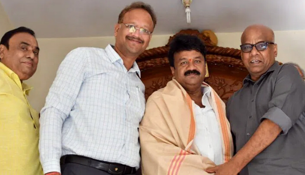 మంత్రి తలసానిని కలిసిన హెచ్‌సీఏ సెక్రటరీ దేవరాజ్‌