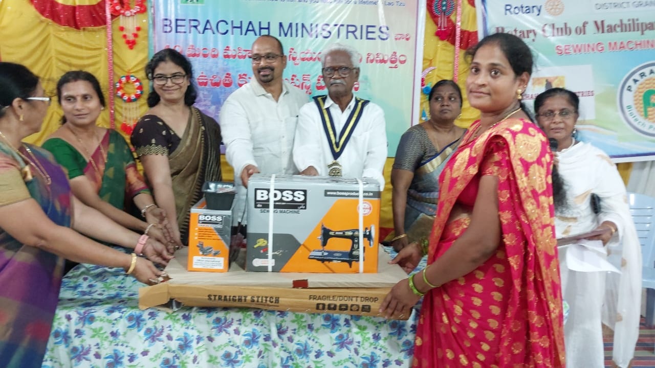 మహిళలకు కుట్టుమిషన్లు పంపిణీ