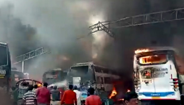 గ్యారేజీలో మంటలు చెలరేగి 22 బస్సులు దగ్ధం