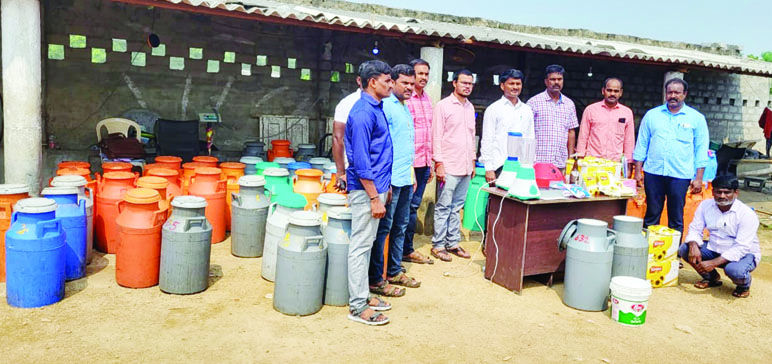 కల్తీ పాల నిర్వాహకుడిని పట్టుకున్న విజిలెన్స్‌ అధికారులు