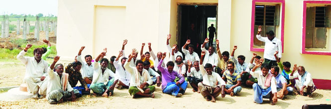 తహశీల్దారు కార్యాలయం వద్ద ధర్నా చేస్తున్న గ్రామస్తులు