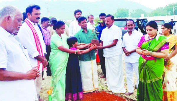 త్రిపురాంతకంలో కలెక్టర్‌ దంపతుల ప్రత్యేక పూజలు