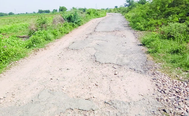 మరమ్మతులకు గురైన రోడ్డు