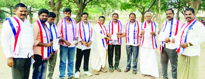 ఆహ్వాన పత్రికను ఆవిష్కరిస్తున్న దృశ్యం