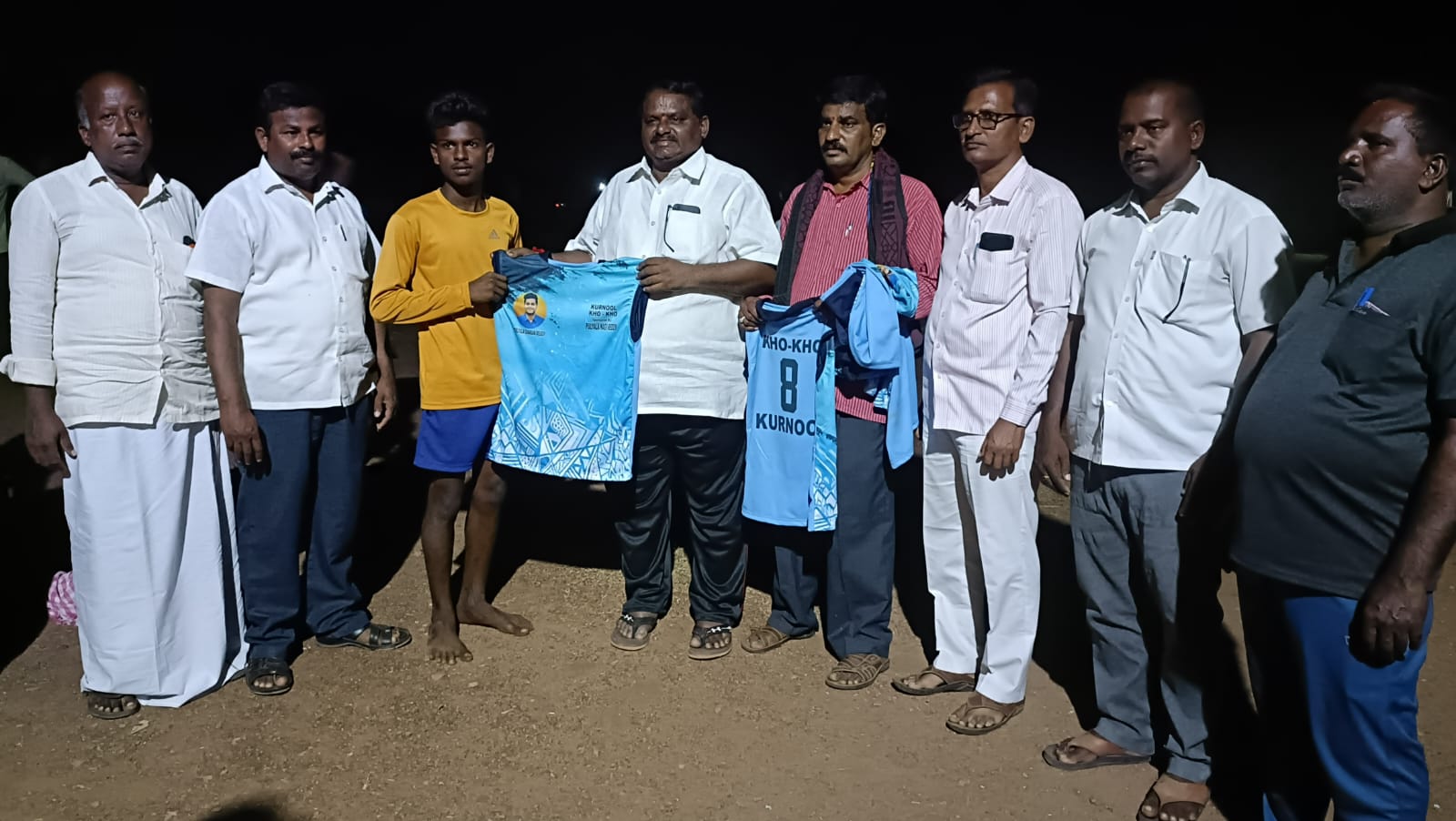 క్రీడాకారులకు దుస్తులు పంపిణీ చేస్తున్న పుల్యాల నాగిరెడ్డి