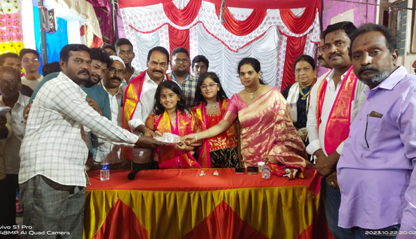 /Shri-Vasavi-lucky-draw-winner-is-Narendra