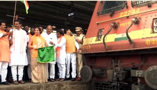 ప్రత్యేక రైలుకు జెండా ఊపిన పురందేశ్వరి