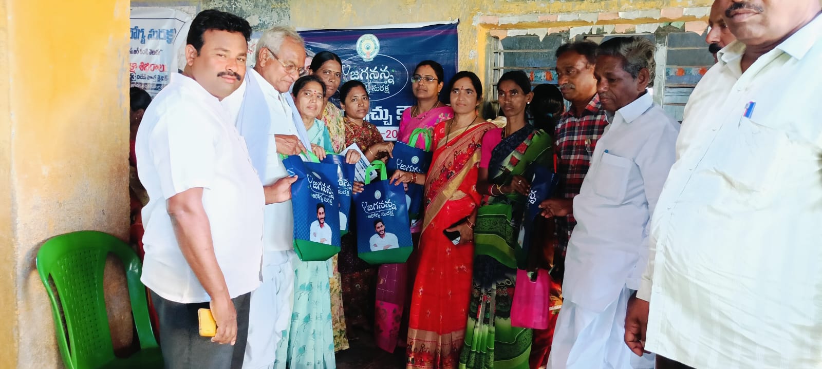 ఆరోగ్య సురక్ష కార్యక్రమంలో పాలకులు అధికారులు