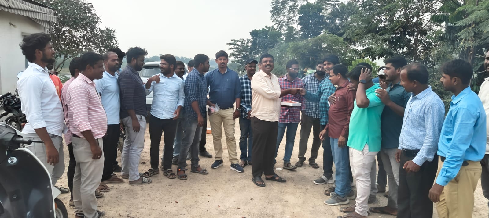 మిఠాయిలు పంచి పెడుతున్న టిడిపి నందికొట్కూరు మాజీ ఇంచార్జి బండి జయరాజ్