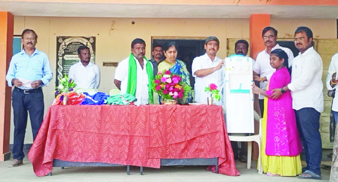 ఎమ్మెల్యే చేతుల మీదుగా వాటర్‌ఫ్యూరిపైర్‌ను అందజేస్తున్న దృశ్యం