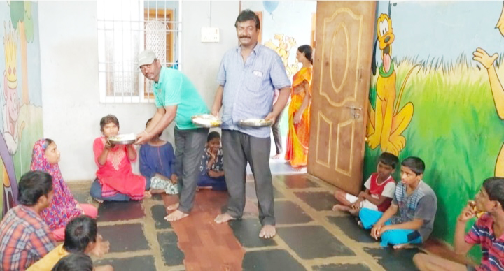 వికలాంగులకు భోజనాలు