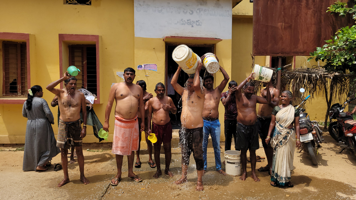 పట్టాలిచ్చే వరకు తహశీల్దార్‌ కార్యాలయమే మా నివాసం..!