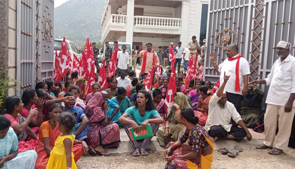 పెనుకొండలో పేదల ఆగ్రహం