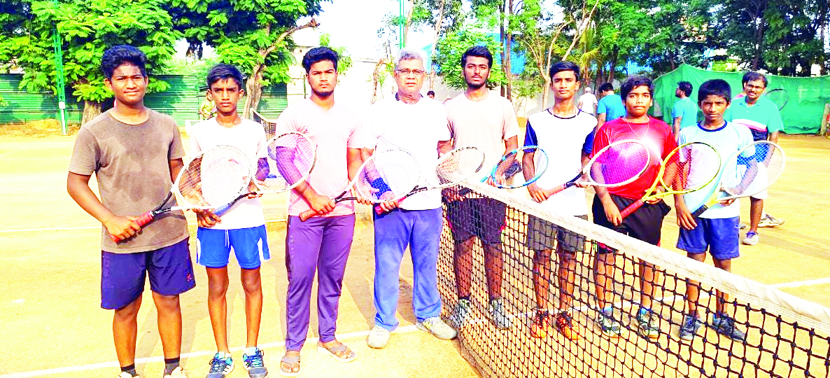 రాష్ట్ర టెన్నిస్‌ పోటీలకు విక్రమ్‌ అకాడమి విద్యార్థులు