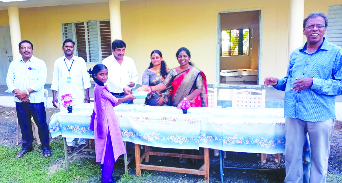 విద్యార్థులకు ఉపకార వేతనాలు పంపిణీ