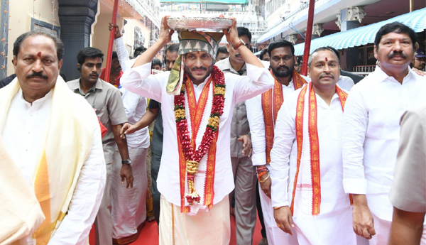 సరస్వతీదేవి అలంకారంలో 'దుర్గమ్మ'