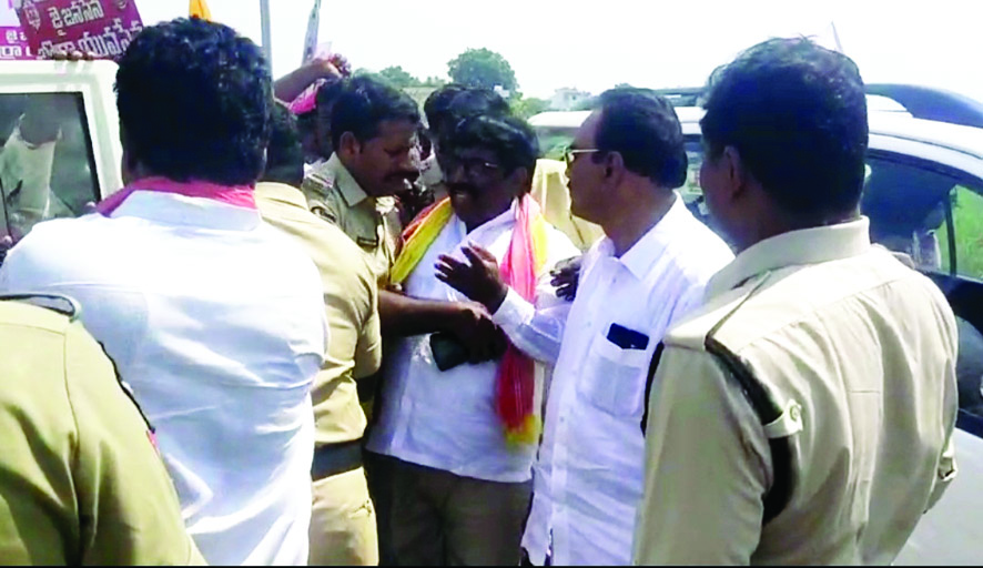  సంకల్ప యాత్రను అడ్డుకున్న పోలీసులు