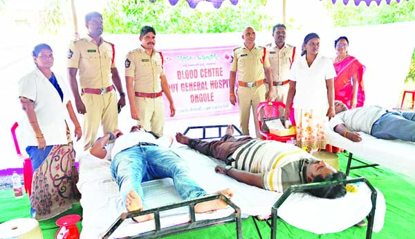 పోలీసు సిబ్బంది రక్తదానం