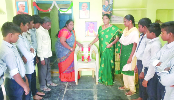 గ్రంథాలయానికి పుస్తకాలు బహూకరణ