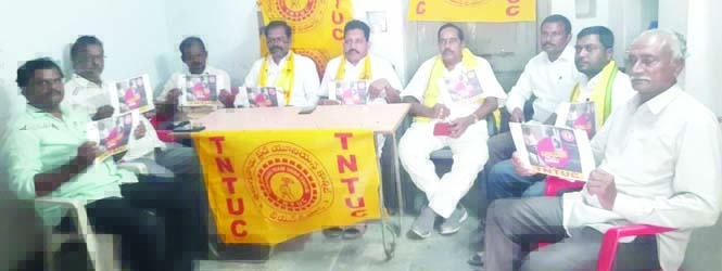 మాట్లాడుతున్న టిడిపి నాయకులు