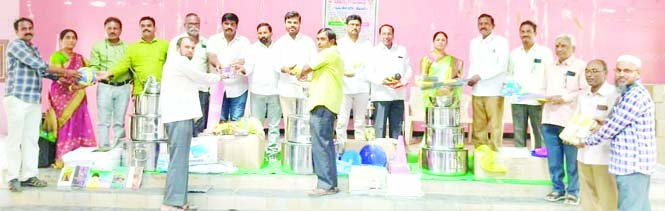 వంటపాత్రలను అందజేస్తున్న దృశ్యం